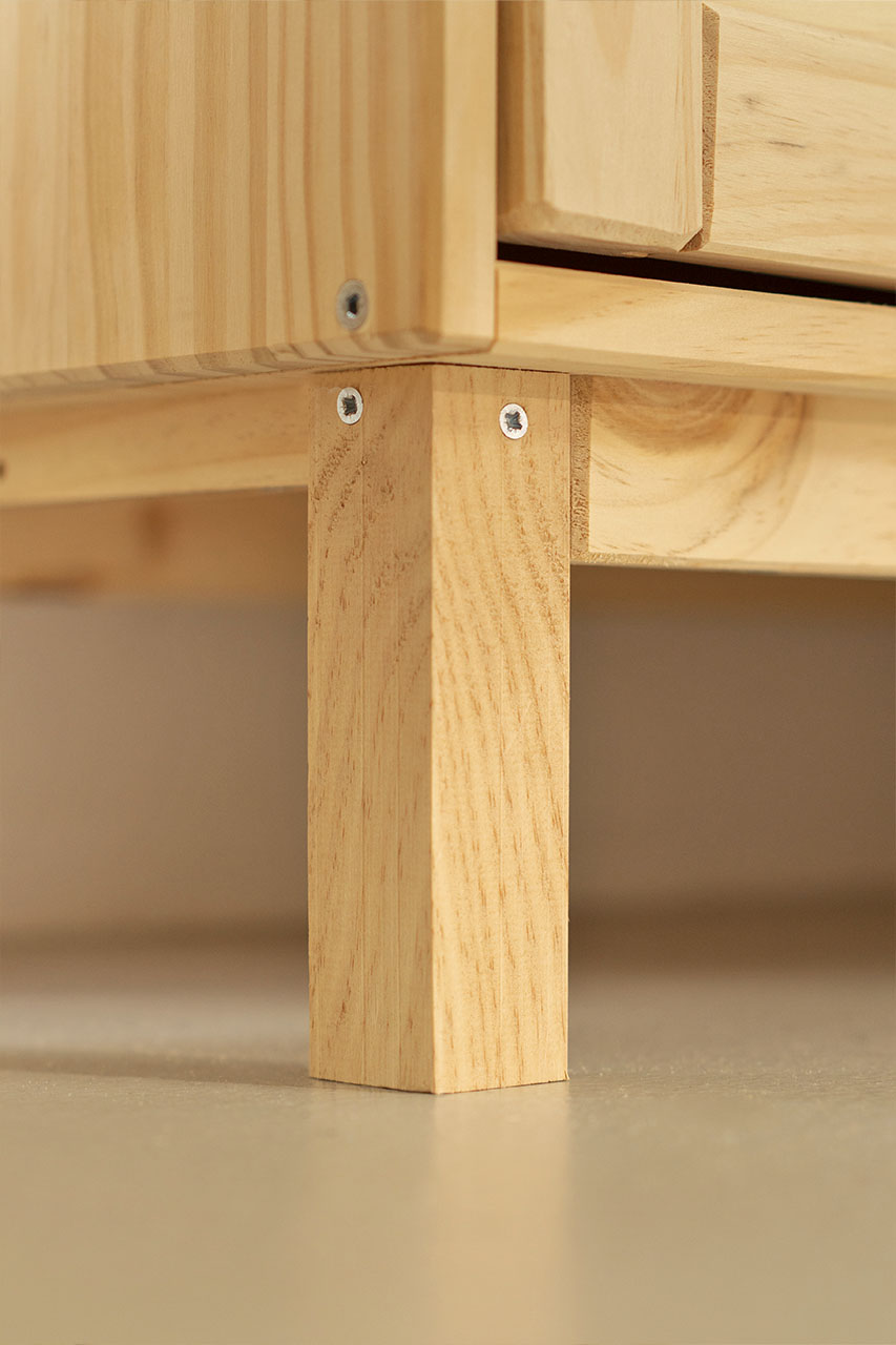 Imagen de ambiente 9 para:Armario peque&ntilde;o con patas y cajones de madera de pino